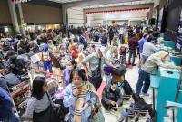 Calon penumpang berada konter lapor diri yang tutup di Terminal 2 keberangkatan Bandara Soekarno Hatta, Tangerang, Banten, Minggu (6/9/2026). (Foto: Antara/M Iqbal)