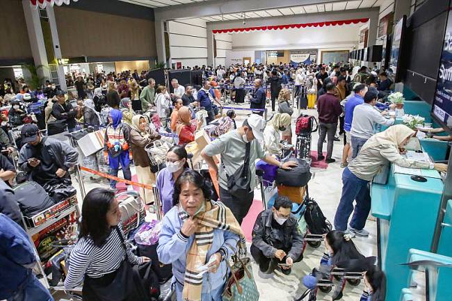 Calon penumpang berada konter lapor diri yang tutup di Terminal 2 keberangkatan Bandara Soekarno Hatta, Tangerang, Banten, Minggu (6/9/2026). (Foto: Antara/M Iqbal)