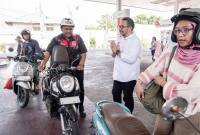 Komisaris Independen PT Pertamina Patra Niaga Prabunindya Revta Revolusi menyapa pengguna kendaaraan saat meninjau kesiapan layanan dan operasional SPBU di Kota Makassar, Sulawesi Selatan, Selasa (15/9/2026). (Foto: HO-PT Pertamina Patra Niaga)