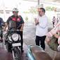 Komisaris Independen PT Pertamina Patra Niaga Prabunindya Revta Revolusi menyapa pengguna kendaaraan saat meninjau kesiapan layanan dan operasional SPBU di Kota Makassar, Sulawesi Selatan, Selasa (15/9/2026). (Foto: HO-PT Pertamina Patra Niaga)