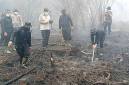 Petugas suntikan cairan tepung di lahan gambut yang terbakar. (Foto: HO-Polda Kalteng)