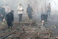 Petugas suntikan cairan tepung di lahan gambut yang terbakar. (Foto: HO-Polda Kalteng)