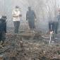 Petugas suntikan cairan tepung di lahan gambut yang terbakar. (Foto: HO-Polda Kalteng)