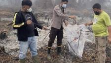Polisi olah TKP lahan yang diduga dibakar Anggota DPRD Mempawah. (Foto: Istimewa)