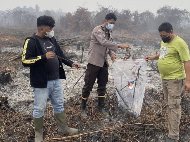 Polisi olah TKP lahan yang diduga dibakar Anggota DPRD Mempawah. (Foto: Istimewa)