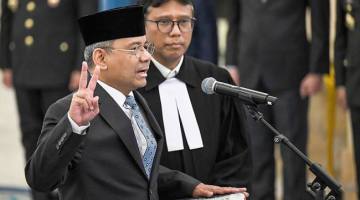Suahasil Nazara (kiri) mengucapkan sumpah jabatan saat dilantik sebagai Menteri Keuangan di Istana Negara, Jakarta, Senin (14/9/2026). (Foto: Antara/Aditya Pradana P)