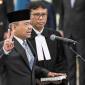 Suahasil Nazara (kiri) mengucapkan sumpah jabatan saat dilantik sebagai Menteri Keuangan di Istana Negara, Jakarta, Senin (14/9/2026). (Foto: Antara/Aditya Pradana P)