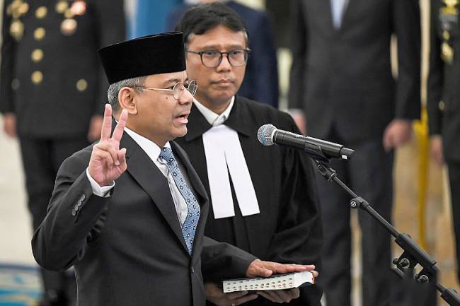 Suahasil Nazara (kiri) mengucapkan sumpah jabatan saat dilantik sebagai Menteri Keuangan di Istana Negara, Jakarta, Senin (14/9/2026). (Foto: Antara/Aditya Pradana P)