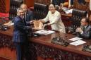 Ketua DPR Puan Maharani (kedua kanan) menerima berkas pendapat akhir dari Menteri Keuangan Suahasil Nazara (kiri) pada Rapat Paripurna DPR RI ke-7 Masa Persidangan I Tahun Sidang 2026-2027 di Kompleks Parlemen, Senayan, Jakarta, Selasa (29/9/2026). (Foto: Antara/Asprilla Dwi A)
