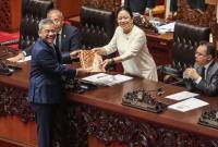 Ketua DPR Puan Maharani (kedua kanan) menerima berkas pendapat akhir dari Menteri Keuangan Suahasil Nazara (kiri) pada Rapat Paripurna DPR RI ke-7 Masa Persidangan I Tahun Sidang 2026-2027 di Kompleks Parlemen, Senayan, Jakarta, Selasa (29/9/2026). (Foto: Antara/Asprilla Dwi A)
