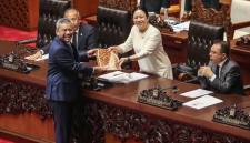 Ketua DPR Puan Maharani (kedua kanan) menerima berkas pendapat akhir dari Menteri Keuangan Suahasil Nazara (kiri) pada Rapat Paripurna DPR RI ke-7 Masa Persidangan I Tahun Sidang 2026-2027 di Kompleks Parlemen, Senayan, Jakarta, Selasa (29/9/2026). (Foto: Antara/Asprilla Dwi A)