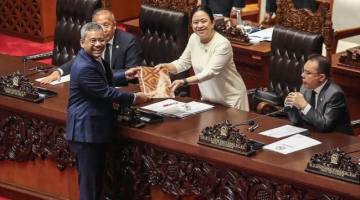 Ketua DPR Puan Maharani (kedua kanan) menerima berkas pendapat akhir dari Menteri Keuangan Suahasil Nazara (kiri) pada Rapat Paripurna DPR RI ke-7 Masa Persidangan I Tahun Sidang 2026-2027 di Kompleks Parlemen, Senayan, Jakarta, Selasa (29/9/2026). (Foto: Antara/Asprilla Dwi A)
