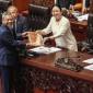 Ketua DPR Puan Maharani (kedua kanan) menerima berkas pendapat akhir dari Menteri Keuangan Suahasil Nazara (kiri) pada Rapat Paripurna DPR RI ke-7 Masa Persidangan I Tahun Sidang 2026-2027 di Kompleks Parlemen, Senayan, Jakarta, Selasa (29/9/2026). (Foto: Antara/Asprilla Dwi A)
