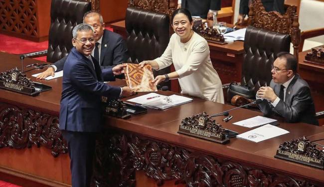 Ketua DPR Puan Maharani (kedua kanan) menerima berkas pendapat akhir dari Menteri Keuangan Suahasil Nazara (kiri) pada Rapat Paripurna DPR RI ke-7 Masa Persidangan I Tahun Sidang 2026-2027 di Kompleks Parlemen, Senayan, Jakarta, Selasa (29/9/2026). (Foto: Antara/Asprilla Dwi A)
