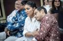 Terdakwa kasus dugaan korupsi pengadaan Chromebook dalam program digitalisasi pendidikan di Kemendikbudristek Nadiem Anwar Makarim (kanan) bersandar ke bahu istrinya Franka Franklin (kedua kanan) sebelum sidang putusan banding di Pengadilan Tinggi DKI Jakarta, Jakarta, Kamis (24/9/2026). (Foto: Antara/Bayu Pratama S)