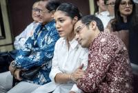 Terdakwa kasus dugaan korupsi pengadaan Chromebook dalam program digitalisasi pendidikan di Kemendikbudristek Nadiem Anwar Makarim (kanan) bersandar ke bahu istrinya Franka Franklin (kedua kanan) sebelum sidang putusan banding di Pengadilan Tinggi DKI Jakarta, Jakarta, Kamis (24/9/2026). (Foto: Antara/Bayu Pratama S)