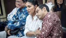 Terdakwa kasus dugaan korupsi pengadaan Chromebook dalam program digitalisasi pendidikan di Kemendikbudristek Nadiem Anwar Makarim (kanan) bersandar ke bahu istrinya Franka Franklin (kedua kanan) sebelum sidang putusan banding di Pengadilan Tinggi DKI Jakarta, Jakarta, Kamis (24/9/2026). (Foto: Antara/Bayu Pratama S)
