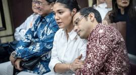 Terdakwa kasus dugaan korupsi pengadaan Chromebook dalam program digitalisasi pendidikan di Kemendikbudristek Nadiem Anwar Makarim (kanan) bersandar ke bahu istrinya Franka Franklin (kedua kanan) sebelum sidang putusan banding di Pengadilan Tinggi DKI Jakarta, Jakarta, Kamis (24/9/2026). (Foto: Antara/Bayu Pratama S)