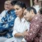 Terdakwa kasus dugaan korupsi pengadaan Chromebook dalam program digitalisasi pendidikan di Kemendikbudristek Nadiem Anwar Makarim (kanan) bersandar ke bahu istrinya Franka Franklin (kedua kanan) sebelum sidang putusan banding di Pengadilan Tinggi DKI Jakarta, Jakarta, Kamis (24/9/2026). (Foto: Antara/Bayu Pratama S)