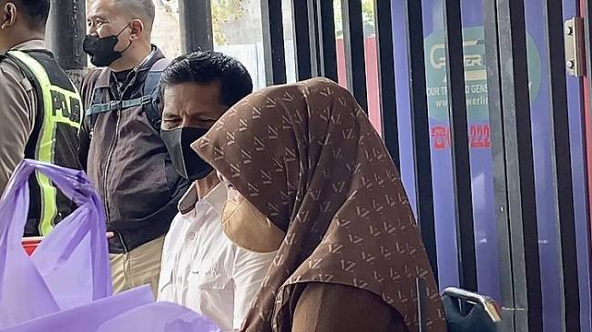 Suri Setyaningsih menunggu kabar suaminya yang merupakan kru KM Virgo Transport 8. (Foto: detikKalimantan/Khairun Nisa)