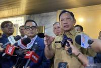 
Menteri Dalam Negeri Tito Karnavian (kanan) menjawab pertanyaan wartawan di kompleks parlemen, Jakarta, Senin (14/9/2026). (Foto: Antara/Fath Putra M)