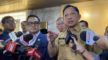 
Menteri Dalam Negeri Tito Karnavian (kanan) menjawab pertanyaan wartawan di kompleks parlemen, Jakarta, Senin (14/9/2026). (Foto: Antara/Fath Putra M)