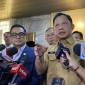 
Menteri Dalam Negeri Tito Karnavian (kanan) menjawab pertanyaan wartawan di kompleks parlemen, Jakarta, Senin (14/9/2026). (Foto: Antara/Fath Putra M)