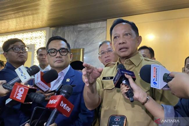 
Menteri Dalam Negeri Tito Karnavian (kanan) menjawab pertanyaan wartawan di kompleks parlemen, Jakarta, Senin (14/9/2026). (Foto: Antara/Fath Putra M)