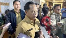 Menteri Dalam Negeri Tito Karnavian menjawab pertanyaan pers di kompleks parlemen, Senayan, Jakarta, Selasa (15/9/2026). (Foto: Antara/Fath Putra M)