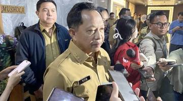 Menteri Dalam Negeri Tito Karnavian menjawab pertanyaan pers di kompleks parlemen, Senayan, Jakarta, Selasa (15/9/2026). (Foto: Antara/Fath Putra M)
