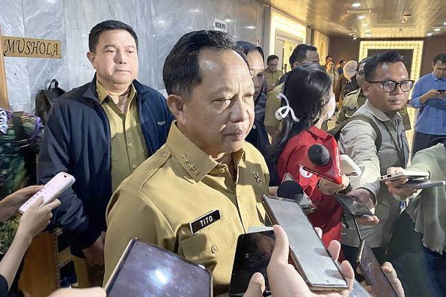 Menteri Dalam Negeri Tito Karnavian menjawab pertanyaan pers di kompleks parlemen, Senayan, Jakarta, Selasa (15/9/2026). (Foto: Antara/Fath Putra M)