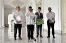Menteri Pendidikan Dasar dan Menengah (Mendikdasmen) Abdul Mu'ti (dua kiri) menjawab pertanyaan wartawan saat ditemui selepas rapat terbatas di Istana Merdeka, Jakarta, Rabu (23/9/2026). (Foto: Antara/Genta Tenri M)