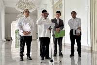 Menteri Pendidikan Dasar dan Menengah (Mendikdasmen) Abdul Mu'ti (dua kiri) menjawab pertanyaan wartawan saat ditemui selepas rapat terbatas di Istana Merdeka, Jakarta, Rabu (23/9/2026). (Foto: Antara/Genta Tenri M)