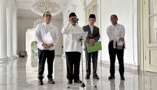 Menteri Pendidikan Dasar dan Menengah (Mendikdasmen) Abdul Mu'ti (dua kiri) menjawab pertanyaan wartawan saat ditemui selepas rapat terbatas di Istana Merdeka, Jakarta, Rabu (23/9/2026). (Foto: Antara/Genta Tenri M)