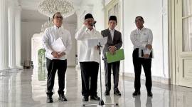 Menteri Pendidikan Dasar dan Menengah (Mendikdasmen) Abdul Mu'ti (dua kiri) menjawab pertanyaan wartawan saat ditemui selepas rapat terbatas di Istana Merdeka, Jakarta, Rabu (23/9/2026). (Foto: Antara/Genta Tenri M)