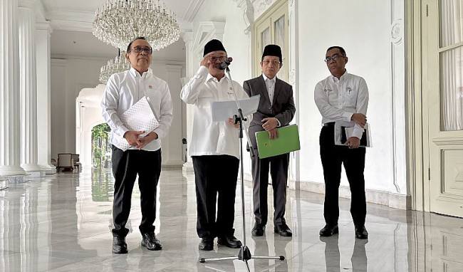 Menteri Pendidikan Dasar dan Menengah (Mendikdasmen) Abdul Mu'ti (dua kiri) menjawab pertanyaan wartawan saat ditemui selepas rapat terbatas di Istana Merdeka, Jakarta, Rabu (23/9/2026). (Foto: Antara/Genta Tenri M)