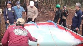 Uji coba cairan Shabodama inovasi UPR untuk tangani karhutla Kalteng. (Foto: HO-Polda Kalteng)