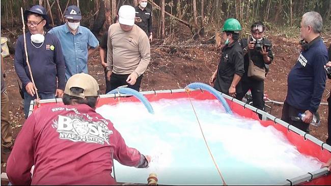 Uji coba cairan Shabodama inovasi UPR untuk tangani karhutla Kalteng. (Foto: HO-Polda Kalteng)