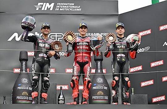 
Top-3 GP Jepang 2026. Dari Kiri: Jorge Martin, Marc Marquez dan Marco Bezzecchi. (Foto: Twitter Michelin Motorsport @Michelin_Sport)