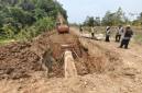 Proses pengurugan pipa transmisi BPAM Banjarbakula yang sebelumnya mengalami kerusakan. Foto : BPAM Banjarbakula (SuarIndonesia/RW)