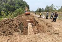 Proses pengurugan pipa transmisi BPAM Banjarbakula yang sebelumnya mengalami kerusakan. Foto : BPAM Banjarbakula (SuarIndonesia/RW)