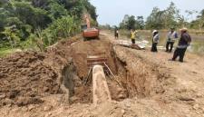Proses pengurugan pipa transmisi BPAM Banjarbakula yang sebelumnya mengalami kerusakan. Foto : BPAM Banjarbakula (SuarIndonesia/RW)