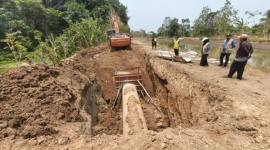 Proses pengurugan pipa transmisi BPAM Banjarbakula yang sebelumnya mengalami kerusakan. Foto : BPAM Banjarbakula (SuarIndonesia/RW)