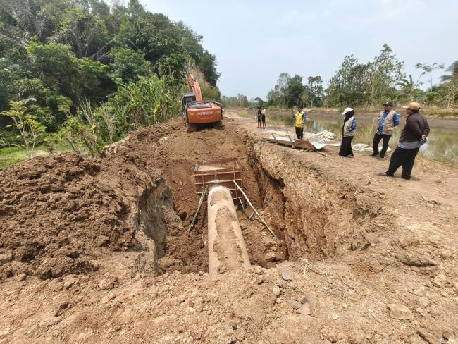 Proses pengurugan pipa transmisi BPAM Banjarbakula yang sebelumnya mengalami kerusakan. Foto : BPAM Banjarbakula (SuarIndonesia/RW)