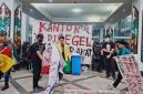 Spanduk bertuliskan Kantor disegel masyarakat terpasang di lobi kantor gubernur saat aksi Aliansi Masyarakat Melawan. (Foto: Istimewa)