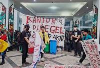 Spanduk bertuliskan Kantor disegel masyarakat terpasang di lobi kantor gubernur saat aksi Aliansi Masyarakat Melawan. (Foto: Istimewa)