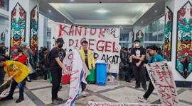 Spanduk bertuliskan Kantor disegel masyarakat terpasang di lobi kantor gubernur saat aksi Aliansi Masyarakat Melawan. (Foto: Istimewa)