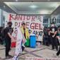 Spanduk bertuliskan Kantor disegel masyarakat terpasang di lobi kantor gubernur saat aksi Aliansi Masyarakat Melawan. (Foto: Istimewa)