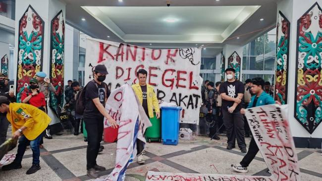 Spanduk bertuliskan Kantor disegel masyarakat terpasang di lobi kantor gubernur saat aksi Aliansi Masyarakat Melawan. (Foto: Istimewa)