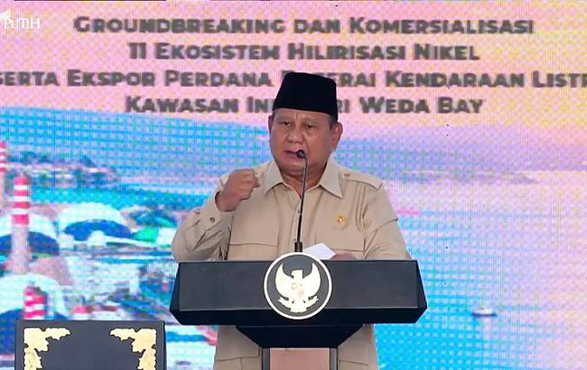 Presiden Prabowo menyampaikan pidato pada peluncuran ekspor perdana baterai kendaraan listrik dan 11 proyek industri di kawasan Indonesia Weda Bay Industrial Park (IWIP), Halmahera Tengah, Maluku Utara, Kamis (8/10/2026). (Foto: YouTube @Sekretariat Presiden)